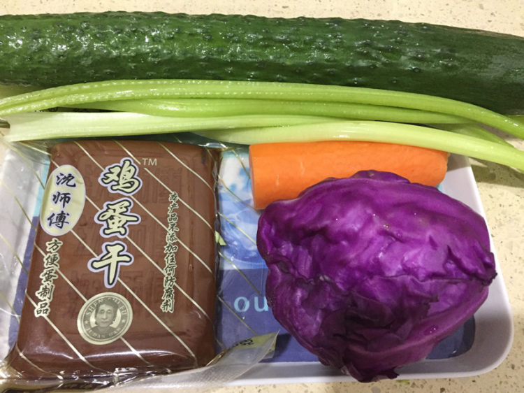 鸡蛋干凉拌蔬菜丝步骤1