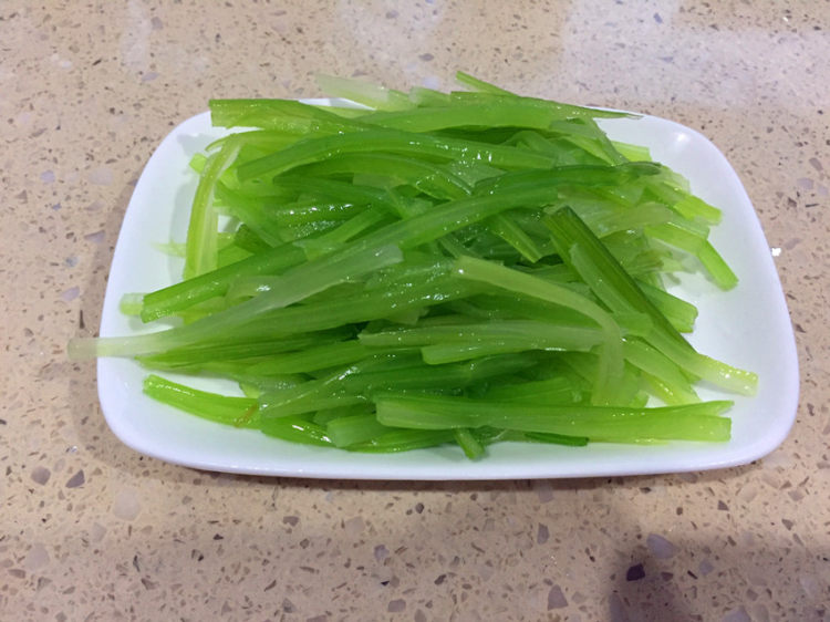 鸡蛋干凉拌蔬菜丝步骤4