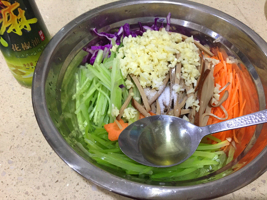 鸡蛋干凉拌蔬菜丝步骤6