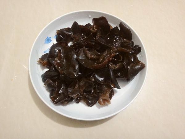 韭菜木耳炒鸡蛋步骤1
