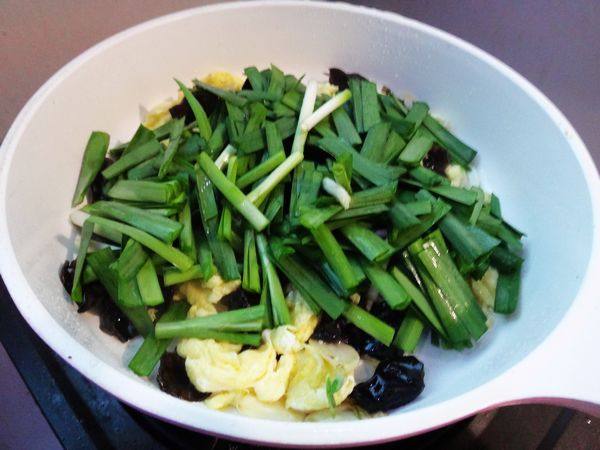 韭菜木耳炒鸡蛋步骤6