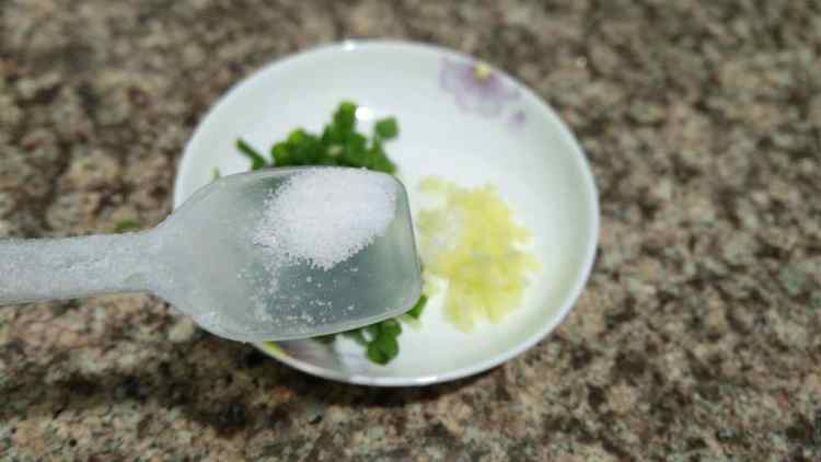 葱油蒸金针菇步骤4