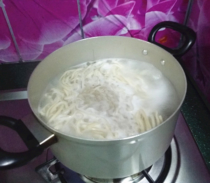 鱼丸皮肚三鲜面步骤7