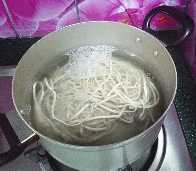 鱼丸皮肚三鲜面步骤6