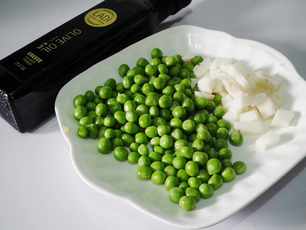 鸡丁豌豆炒山药步骤2