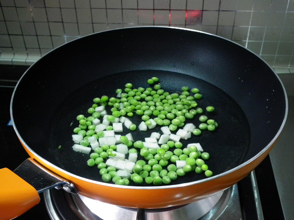 鸡丁豌豆炒山药步骤4