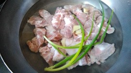 土豆芦笋炖小排步骤2