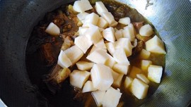 土豆芦笋炖小排步骤9