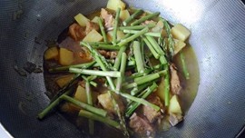 土豆芦笋炖小排步骤10