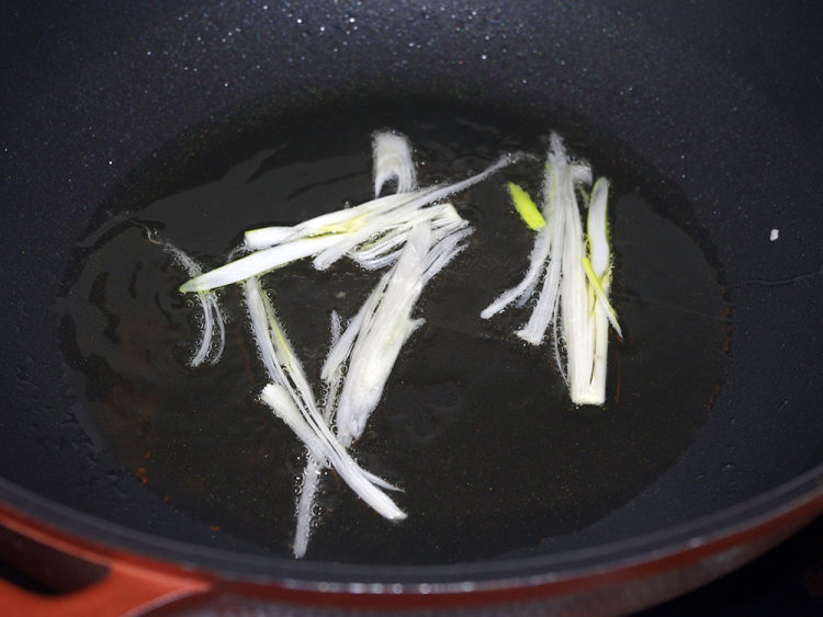 虾仁炒双笋步骤3