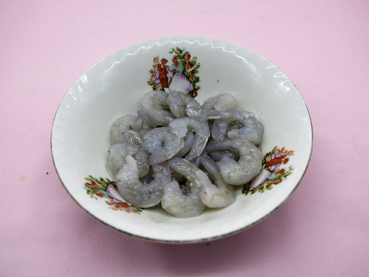 虾仁炒双笋步骤1