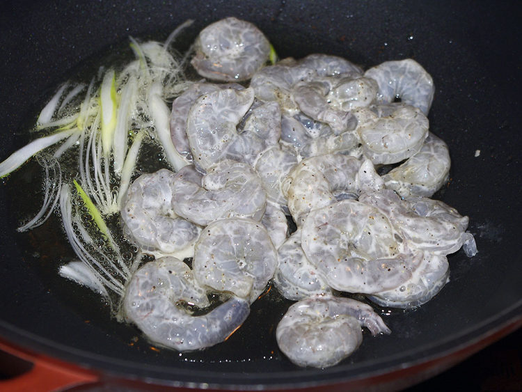 虾仁炒双笋步骤4