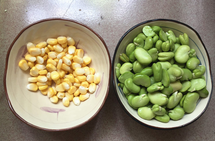 蚕豆玉米炒肉丁步骤2