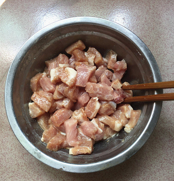蚕豆玉米炒肉丁步骤3