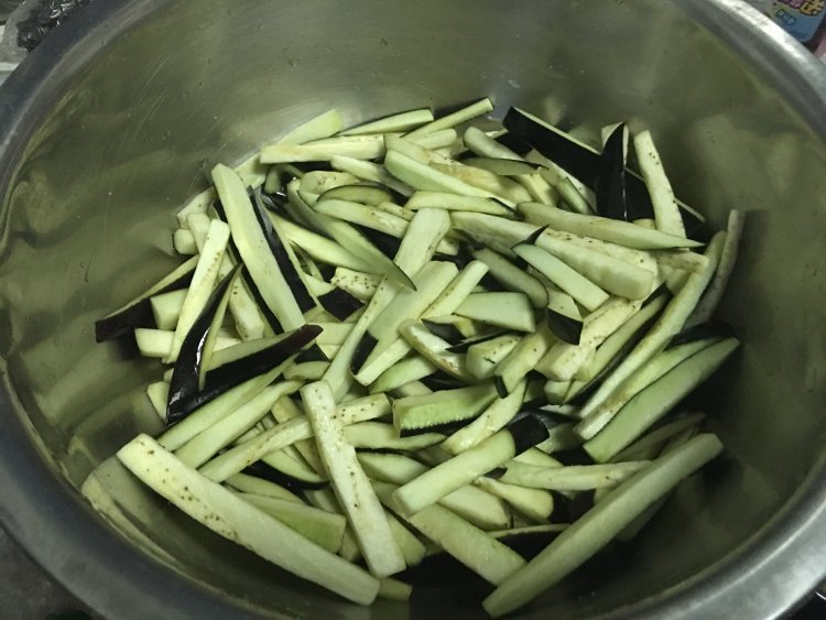 照烧茄子肉末粉丝步骤1