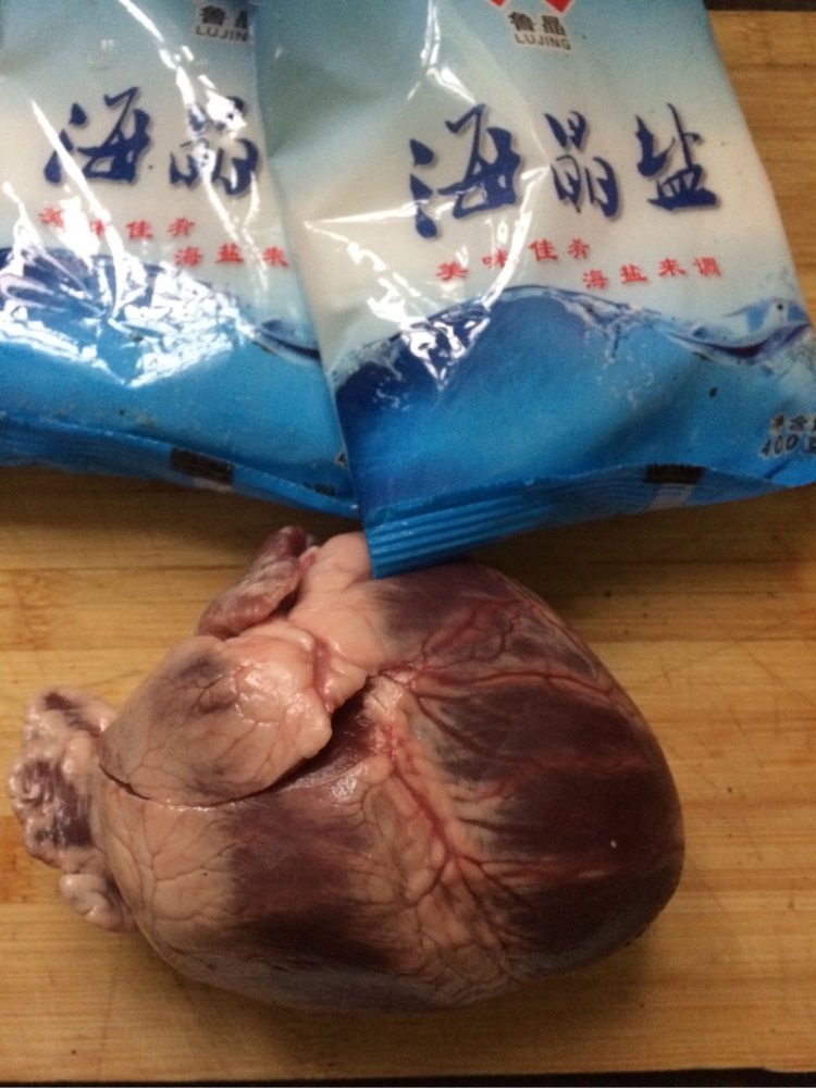 盐焗猪心步骤1