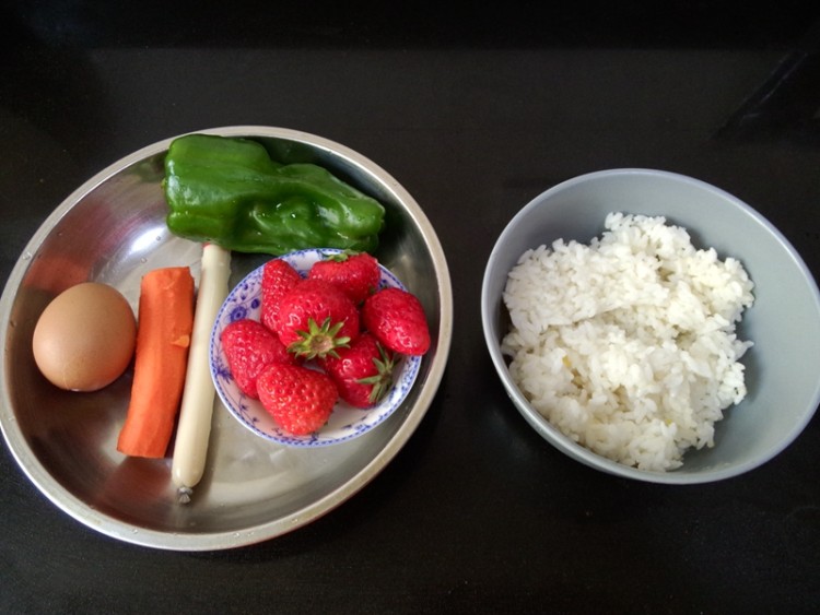 草莓多彩米饭团步骤1
