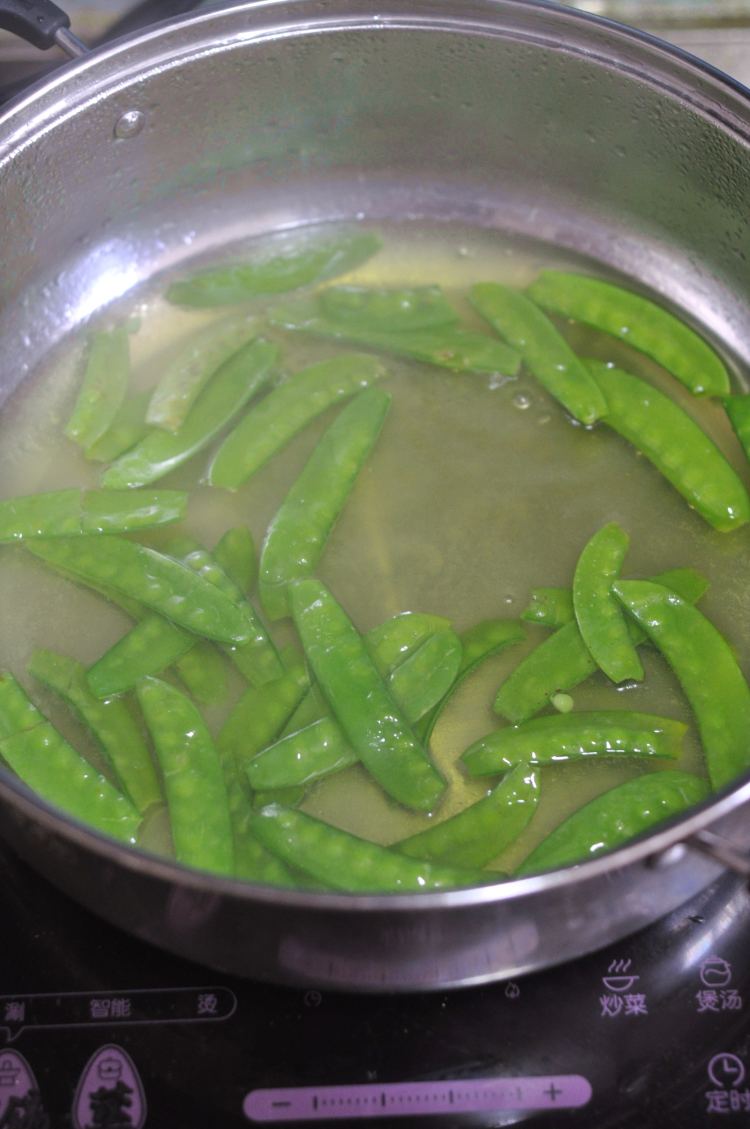 荷兰豆炒鱿鱼步骤2