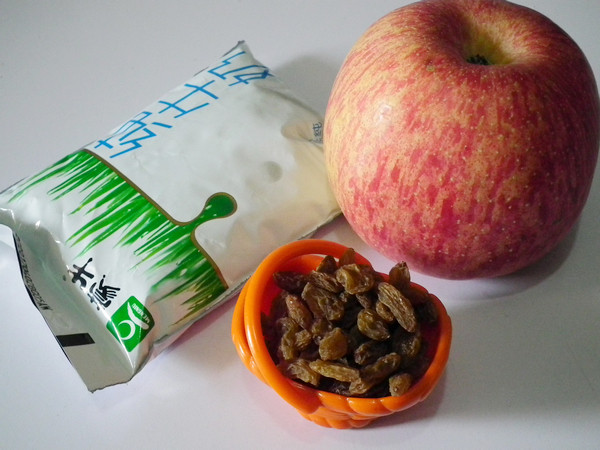 苹果葡萄干鲜奶汁步骤1