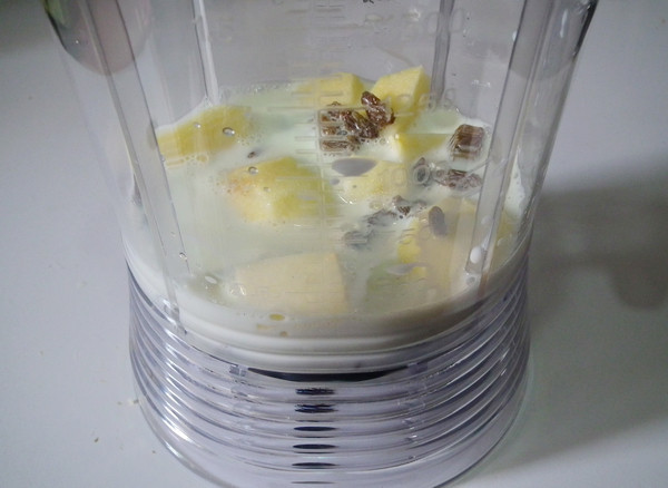 苹果葡萄干鲜奶汁步骤5