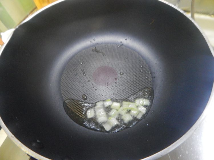 糖醋酱炒鸡丁步骤2