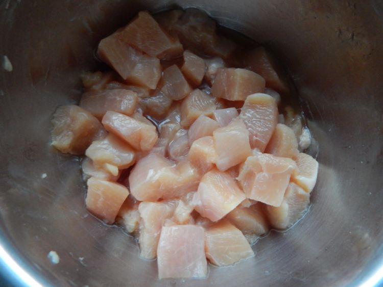 糖醋酱炒鸡丁步骤1