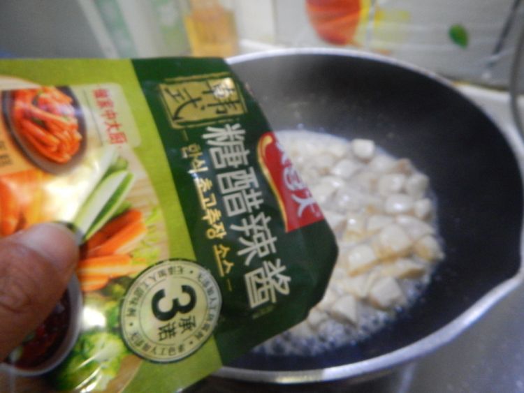 糖醋酱炒鸡丁步骤5