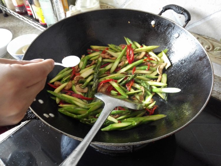 芦笋炒肉步骤8