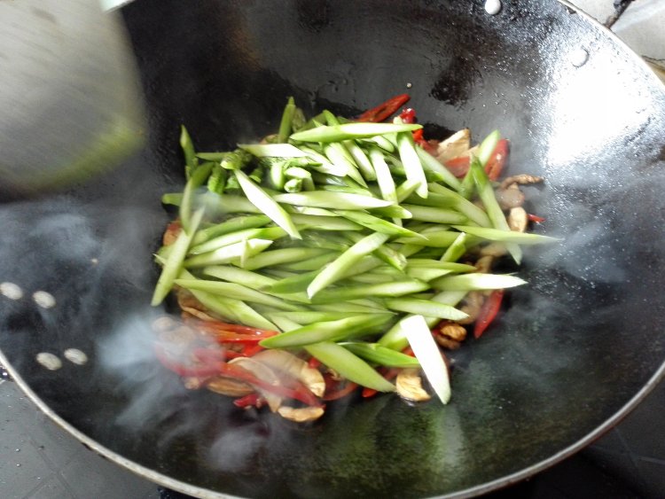 芦笋炒肉步骤7