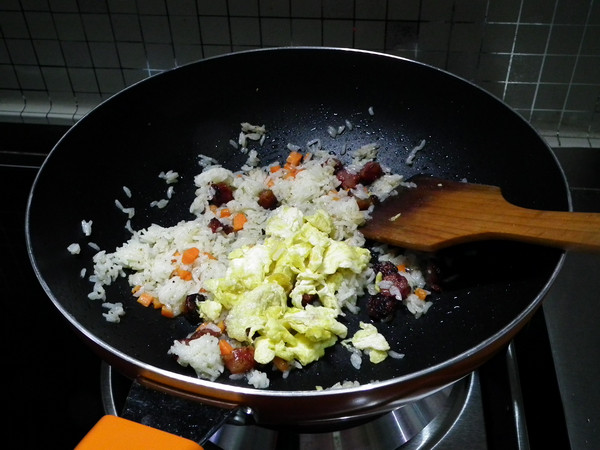 菠萝香肠炒饭步骤9