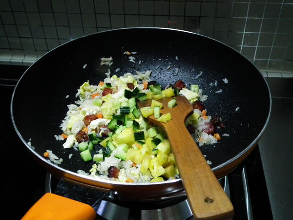 菠萝香肠炒饭步骤10