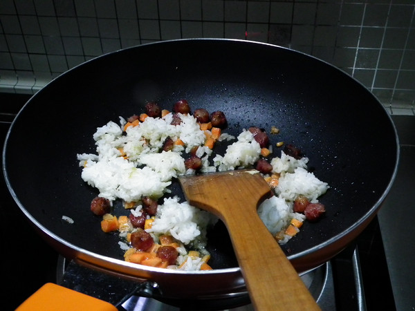 菠萝香肠炒饭步骤8