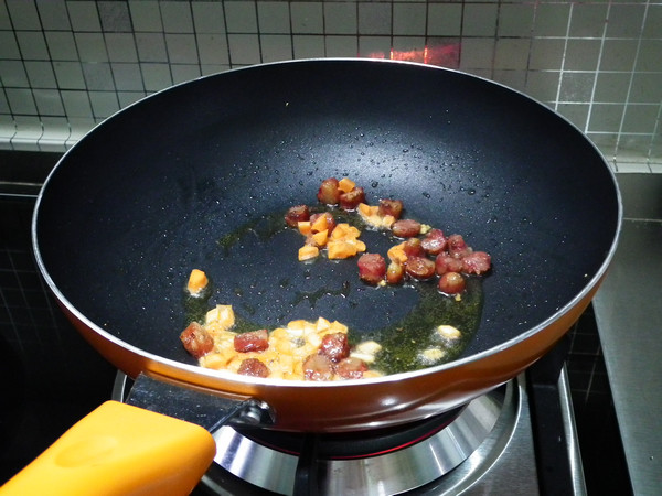 菠萝香肠炒饭步骤7