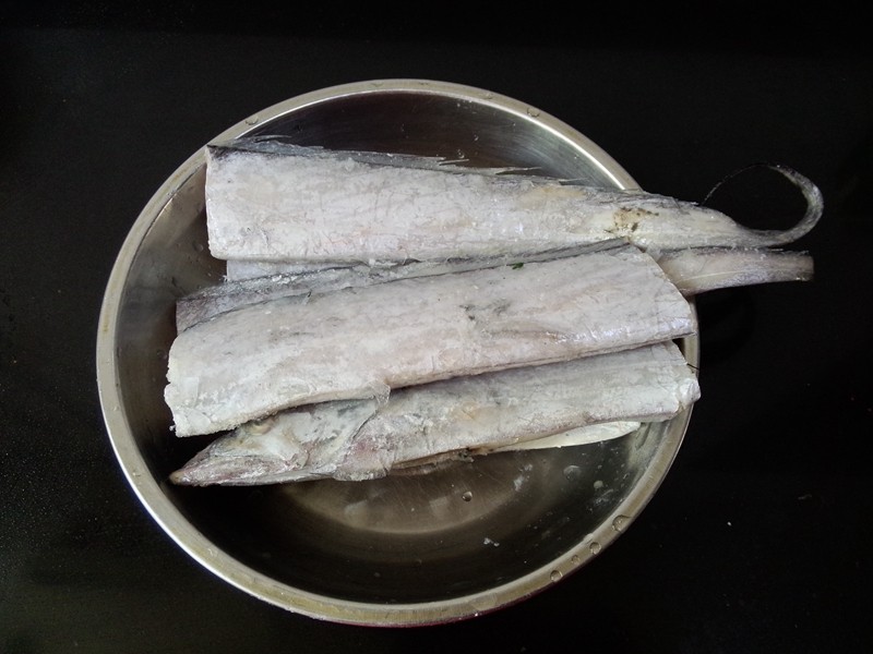 老干妈辣椒酱煮带鱼步骤1