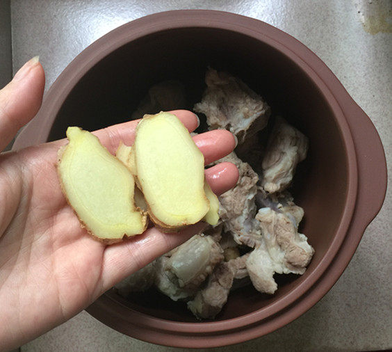 野生榛蘑煲排骨汤步骤6