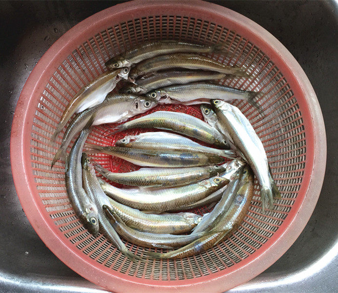 酥炸小鱼仔步骤2