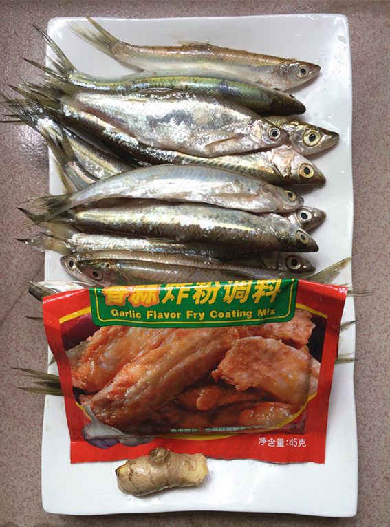 酥炸小鱼仔步骤1