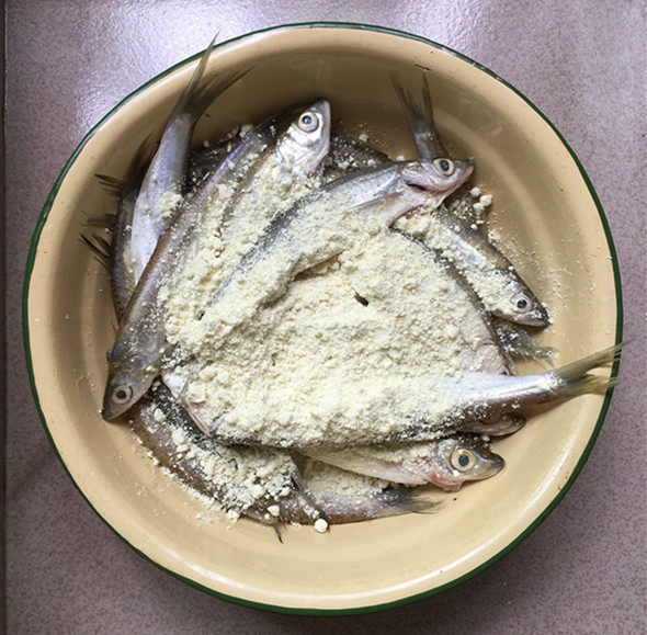 酥炸小鱼仔步骤4