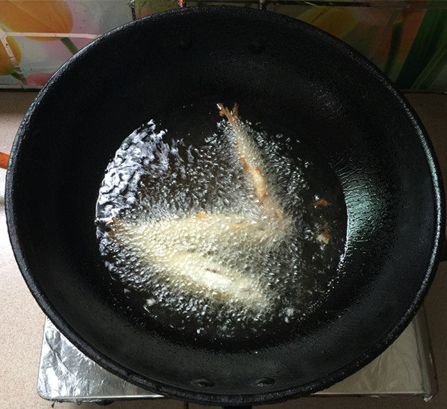酥炸小鱼仔步骤6