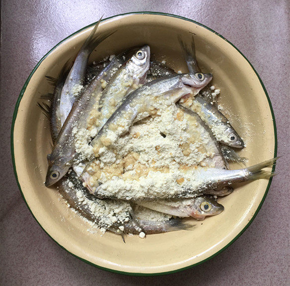 酥炸小鱼仔步骤5