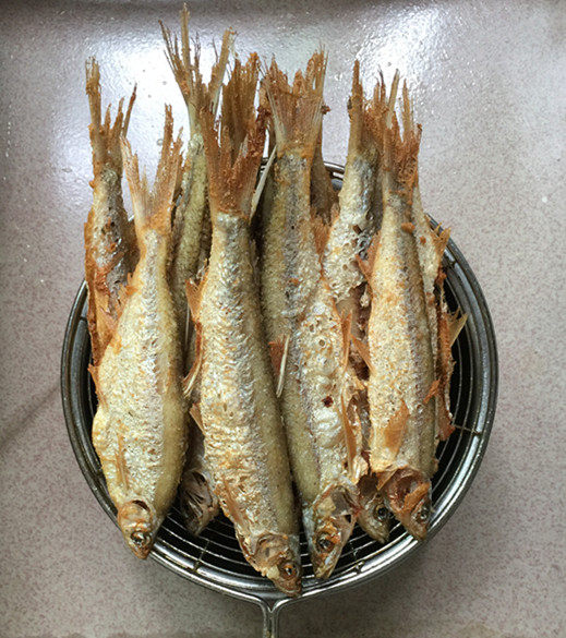 酥炸小鱼仔步骤7