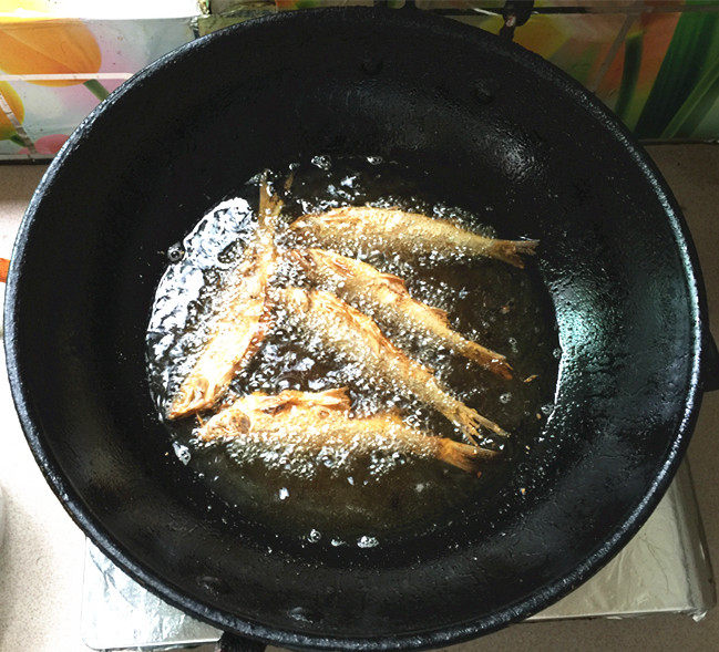 酥炸小鱼仔步骤8