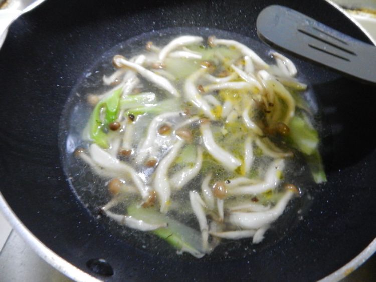 西兰花蟹味菇汤步骤5