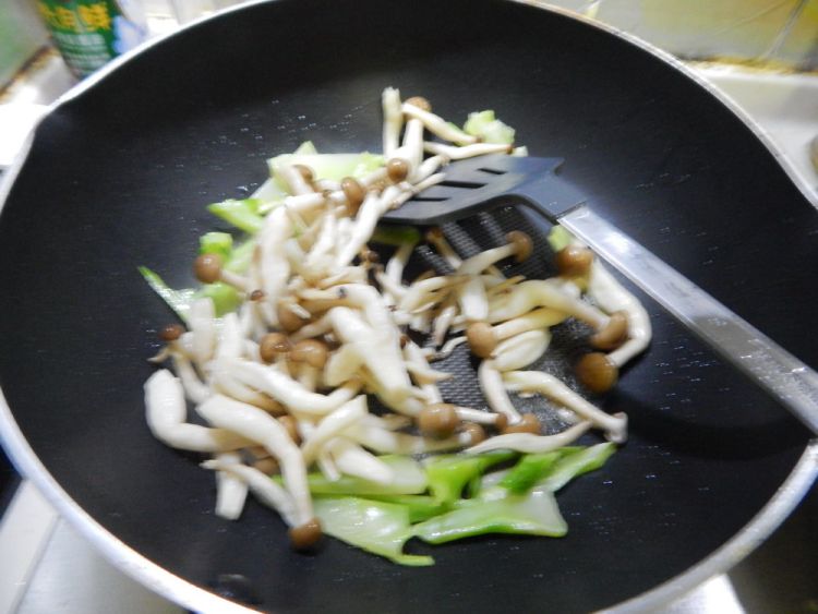 西兰花蟹味菇汤步骤4