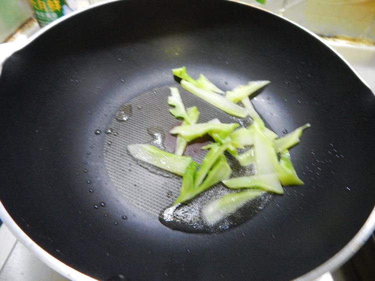 西兰花蟹味菇汤步骤3