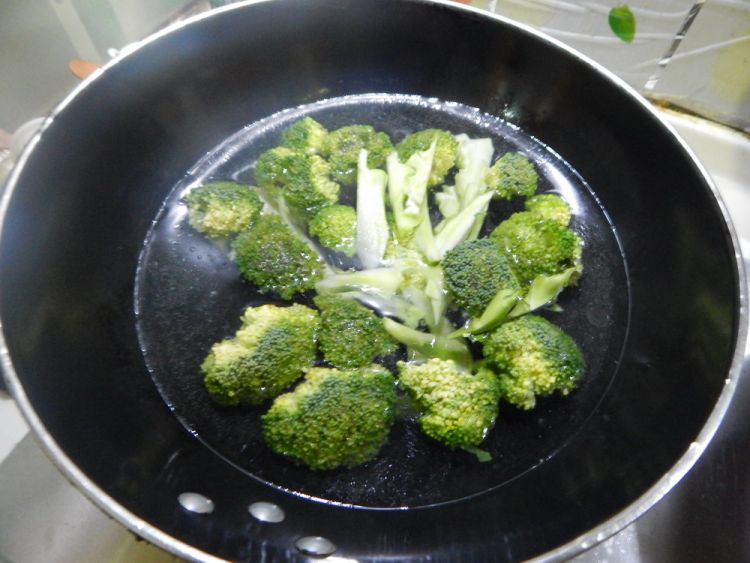 西兰花蟹味菇汤步骤2