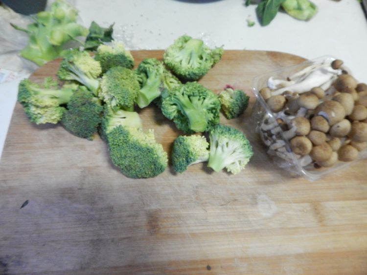 西兰花蟹味菇汤步骤1
