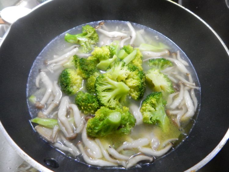 西兰花蟹味菇汤步骤8
