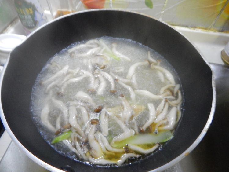 西兰花蟹味菇汤步骤7