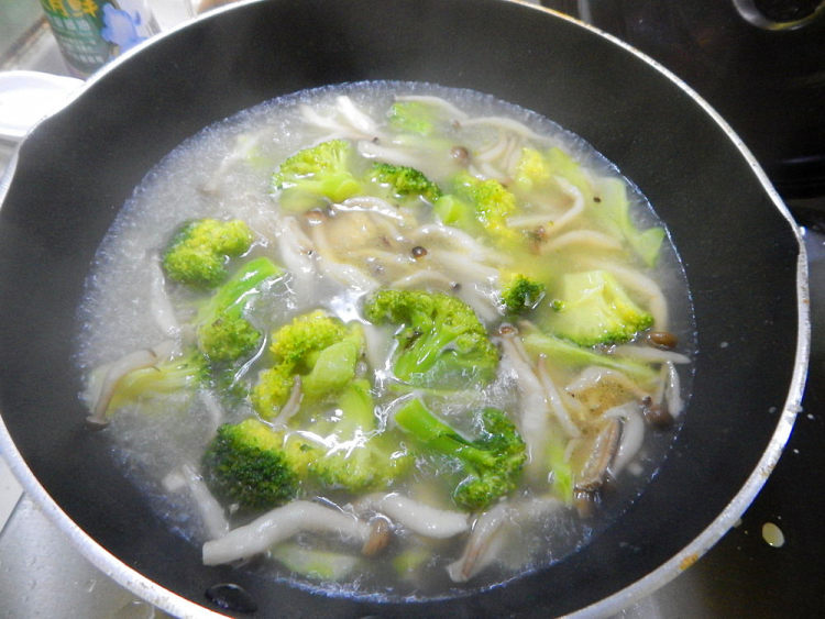 西兰花蟹味菇汤步骤9